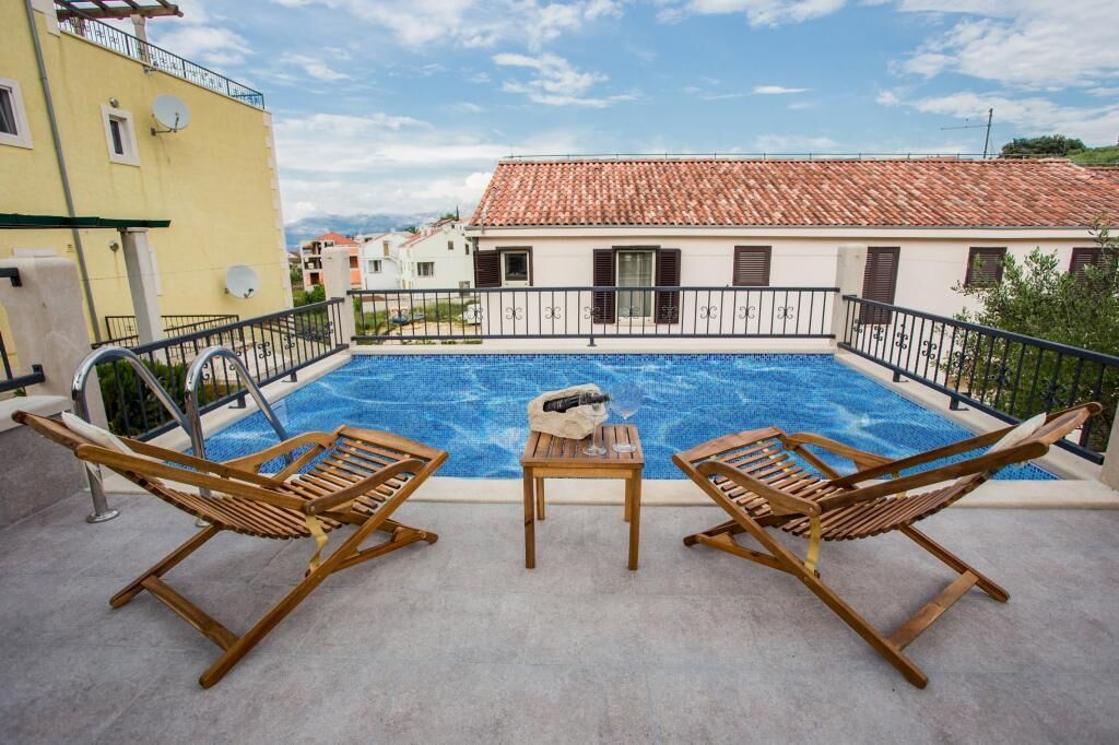 Villa (Two Bedroom Villa with Swimming Pool) | Pool | Außenpool (je nach Saison geöffnet), Liegestühle
