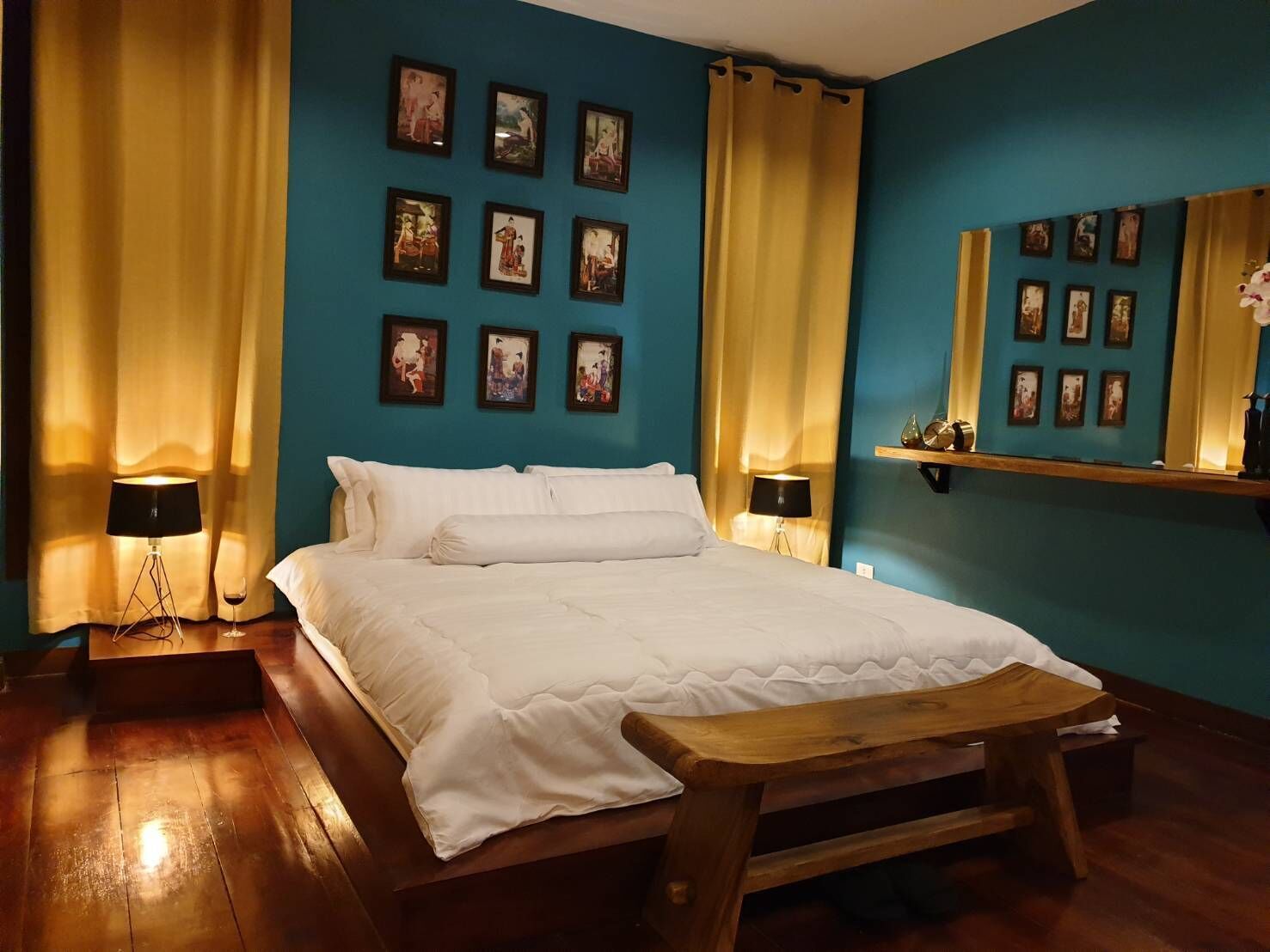 Een kluis op de kamer, een bureau, een strijkplank/strijkijzer