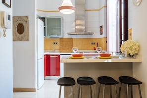 Frigorífico, microondas, horno y placa de cocina