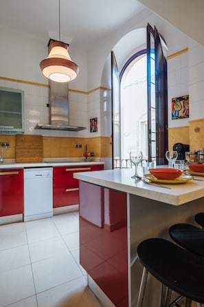 Kühlschrank, Mikrowelle, Ofen, Herdplatte