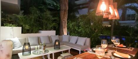 تناول الطعام بالخارج