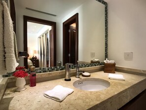 Badekar, boblebadekar, hårtørrer, håndklæder