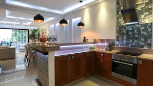 A modern kitchen with a central island, stainless steel appliances, and pendant lighting. - Luxury Duplex  2 MIN to 5th , Beach & Tourist Aera (Playa del Carmen)
