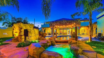 Alberca al aire libre y alberca climatizada