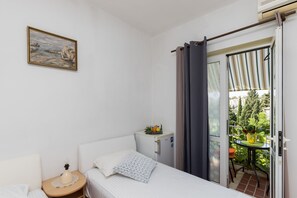 Zweibettzimmer (Twin Room with Shared Bathroom) | 4 Schlafzimmer, Bügeleisen/Bügelbrett, kostenloses WLAN, Bettwäsche