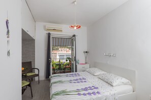 Double Room (Double Room with Shared Bathroom)