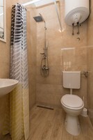 Produtos de toalete grátis, toalhas de banho, sabonete, papel higiênico