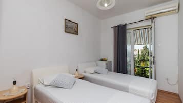 Twin Room (Twin Room with Shared Bathroom) | 4 bedrooms, iron/ironing board, free WiFi, bed sheets