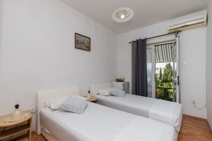 Quarto duplo (Twin Room with Shared Bathroom) | 4 quartos, ferros/tábuas de passar roupa, Wi-Fi de cortesia