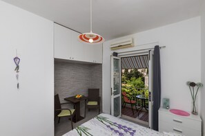 Kamar Double (Double Room with Shared Bathroom) | 4 kamar tidur, setrika/meja setrika, Wi-Fi gratis, dan seprai linen
