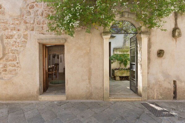 تفاصيل الفندق من الخارج