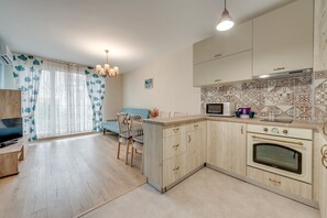 Apartment (1 Bedroom) | Private kitchen | Fridge, microwave, oven, stovetop