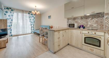 Bright and Newly Refurbished Apartment Near Center