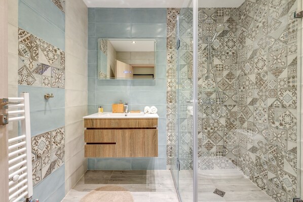 Apartment (1 Bedroom) | Bathroom | Hair dryer, towels, soap, shampoo