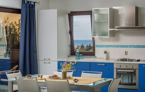 Appartement (3 Bedrooms) | Cuisine privée | Réfrigérateur, four, plaque de cuisson