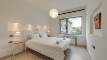 2 bedrooms, laptop workspace, iron/ironing board, travel cot