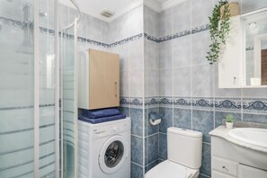 Dusch, hårtork, handdukar och tvål