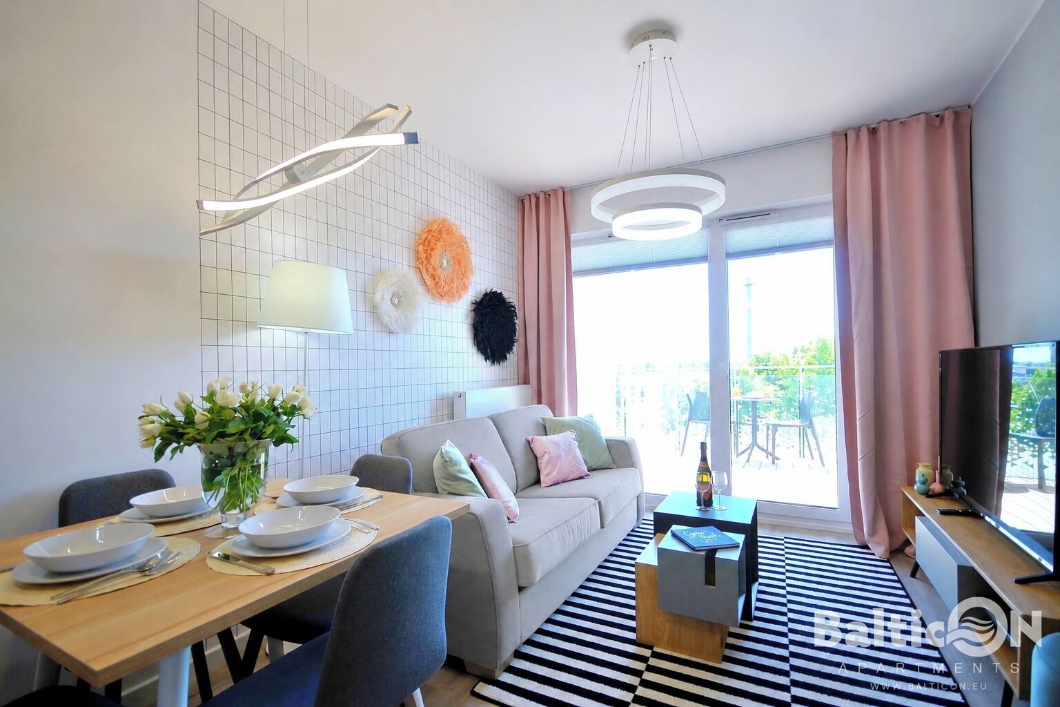 Deluxe-Apartment, Poolblick (NTD517) | Wohnbereich | 42-Zoll-Flachbildfernseher mit Kabelempfang, Fernseher, Kinderspielzeug