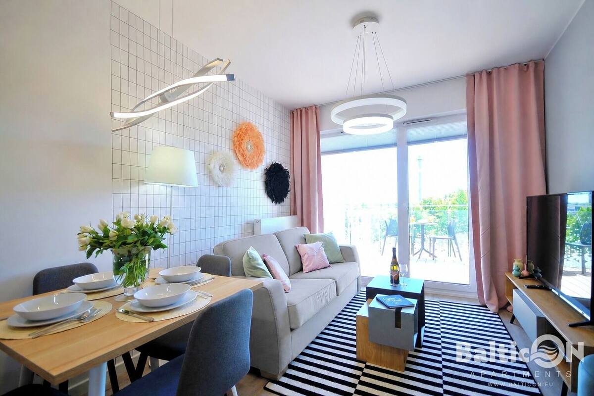 Deluxe-Apartment, Poolblick (NTD517) | Wohnbereich | 42-Zoll-Flachbildfernseher mit Kabelempfang, Fernseher, Kinderspielzeug