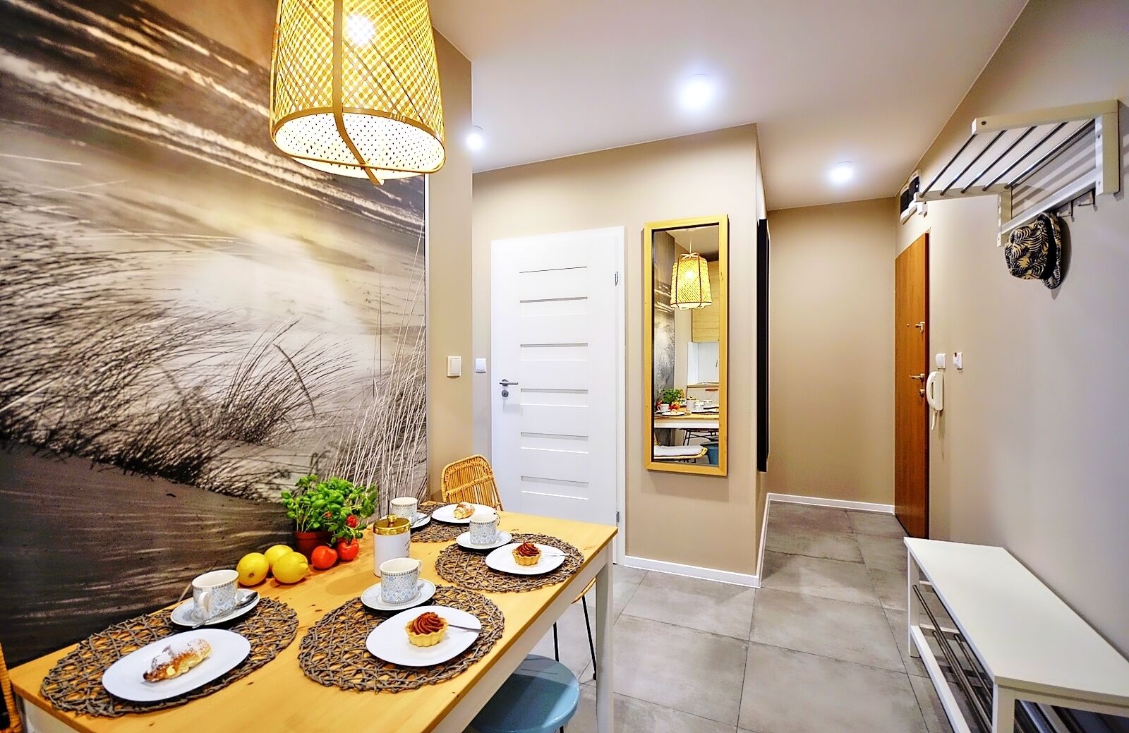 Un comedor con una mesa preparada para cuatro personas, un cuadro grande en la pared y un diseño de interiores moderno.