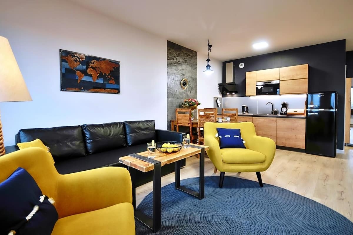 Departamento Deluxe, 1 cama Queen size y sofá cama, acceso a la alberca, vista al parque (NT A504) | Área de sala de estar | Televisión de pantalla plana de 42 pulgadas con canales por cable
