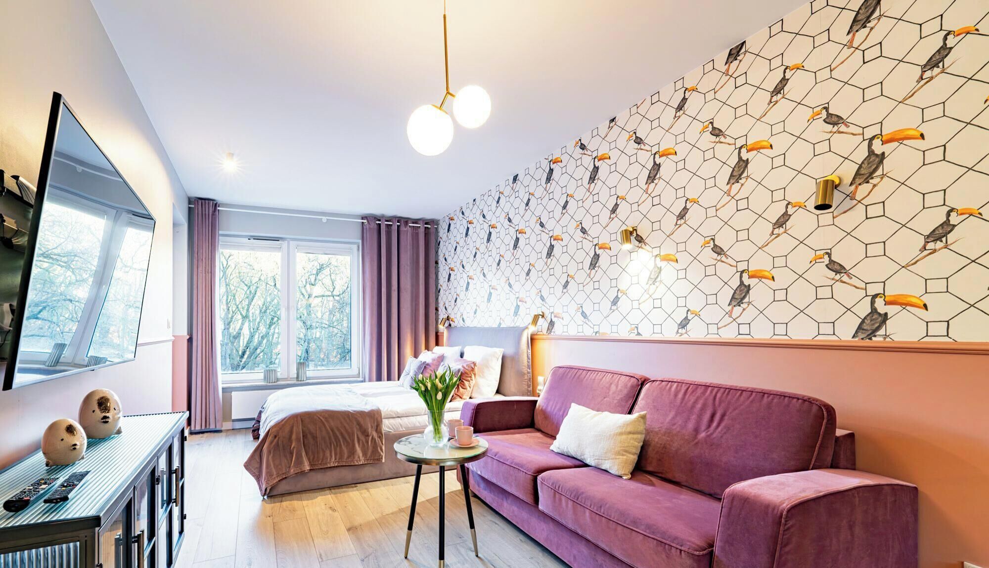 Departamento Deluxe, varias camas, acceso a la alberca, vista al parque (NTC305) | Área de sala de estar | Televisión de pantalla plana de 42 pulgadas con canales por cable 