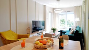 42-tums platt-tv med kabelkanaler, tv och leksaker
