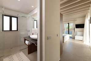 Combined shower/bathtub, hair dryer, towels, soap