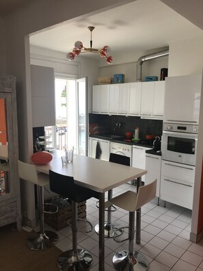 Fridge, microwave, oven, stovetop - Very bright F2 with terrace and panoramic view of the Port <br> (Sète)