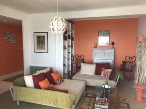 TV, bøker og stereoanlegg