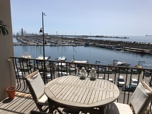 Outdoor dining - Very bright F2 with terrace and panoramic view of the Port <br> (Sète)