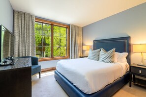 3 bedrooms, desk, iron/ironing board, free WiFi - Luxe Ritz-Carlton Residence by InvitedHome | Private Ski Shuttle, Hot Tub, Pool (Vail)