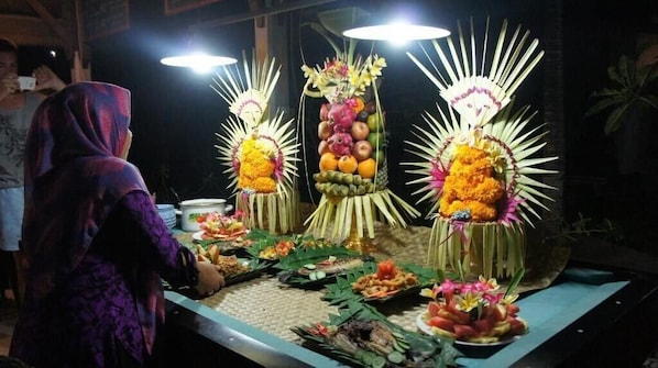 Petit déjeuner, déjeuner et dîner servis sur place