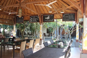 Petit déjeuner, déjeuner et dîner servis sur place