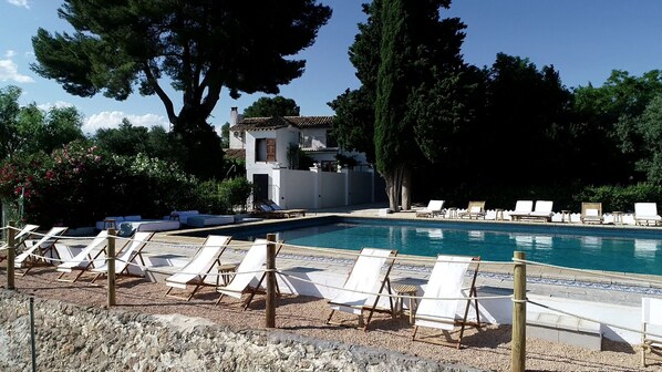 Außenpool, Sonnenschirme, Liegestühle