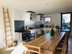 Een koelkast, een microgolfoven, een oven, een vaatwasser