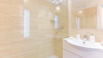 Suite Superior | Bagno | Doccia, soffione a pioggia, set di cortesia gratuito, asciugacapelli
