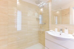 Suite superior | Baño | Regadera, regadera tipo lluvia, amenidades de baño gratuitas 