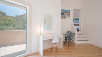 Deluxe Suite | Living room | 32-inch Smart TV with satellite channels, TV