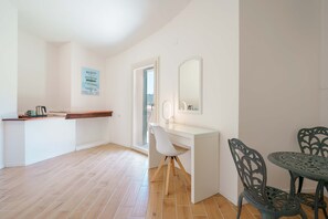 Suite Deluks | Ruang keluarga | Smart TV 32-inci dengan saluran TV satelit dan TV