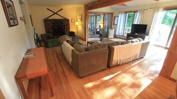 Smart TV, fireplace, DVD player, books