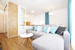 Superior Apartment (21 Bałtycka6) | Living room | 40-inch flat-screen TV with cable channels, TV - Apartamenty Bałtycka6 (Kolobrzeg)