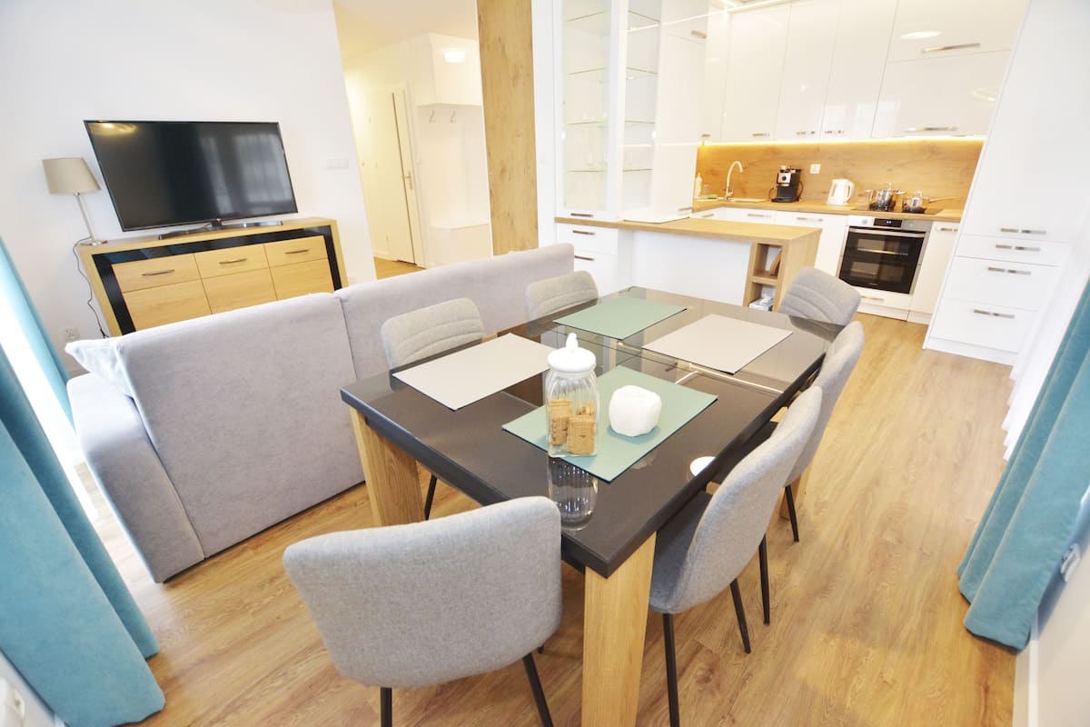 Superior appartement (21 Bałtycka6) | Woonruimte | Een 40-inch flatscreentelevisie met kabelzenders en televisie