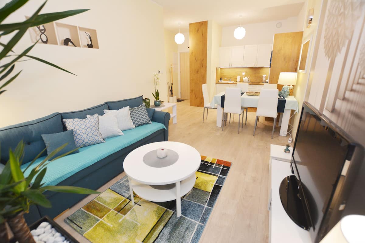 Comfort appartement (13 Bałtycka6) | Woonkamer | Een 40-inch flatscreentelevisie met kabelzenders en televisie