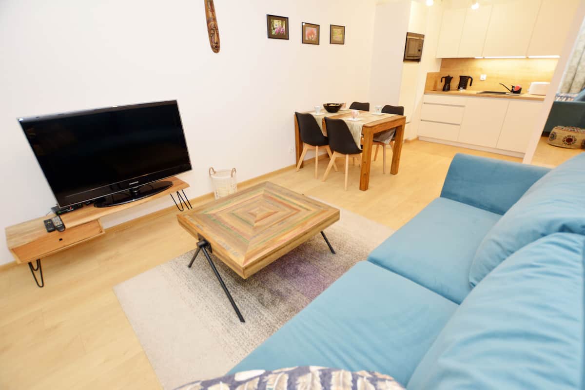 Een 40-inch flatscreentelevisie met kabelzenders en televisie