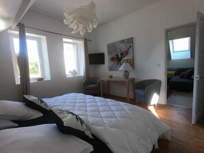 2 chambres, fer et planche à repasser, Wi-Fi, draps fournis