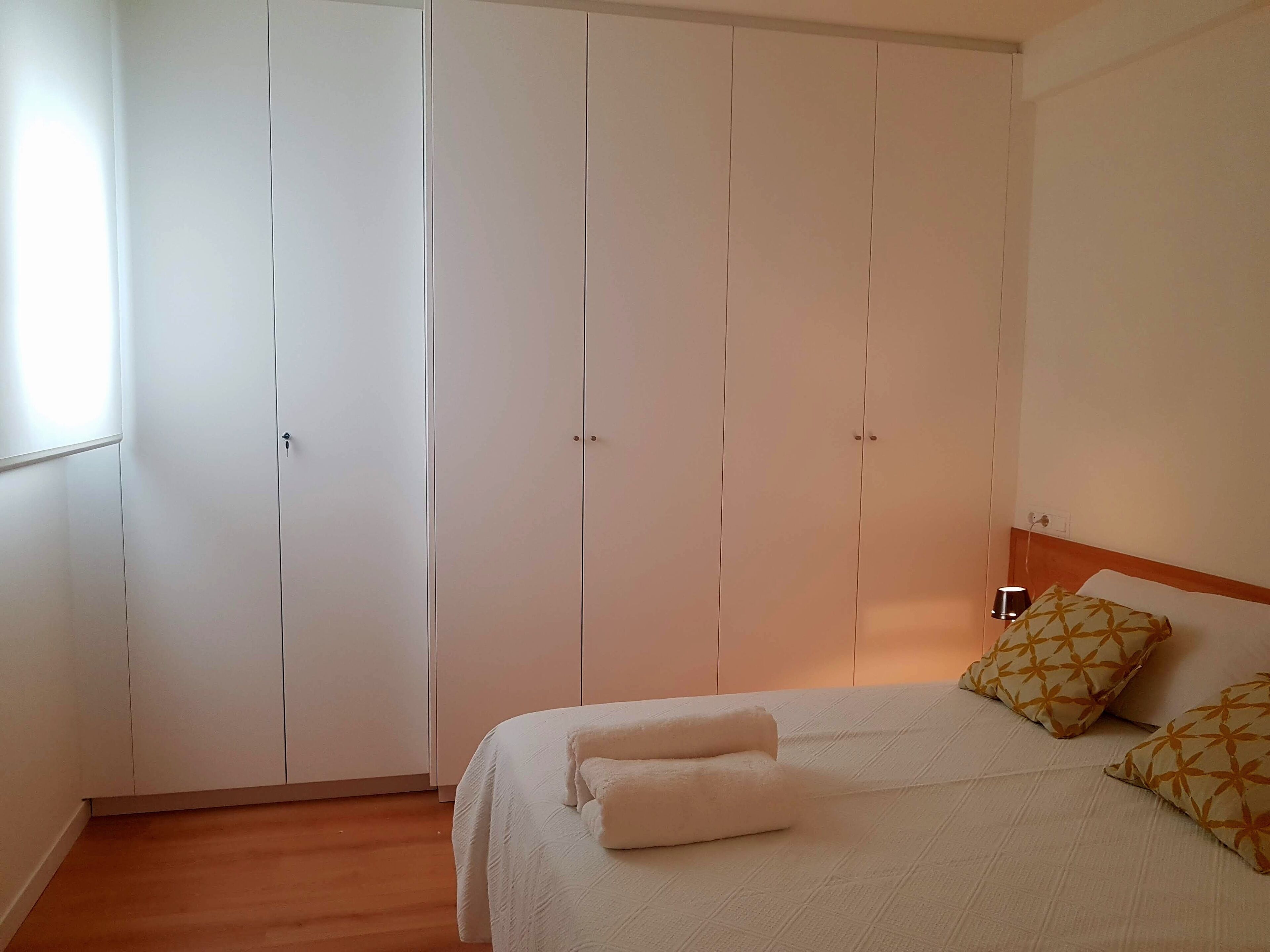 2 slaapkamers, een bureau, geluiddichte muren