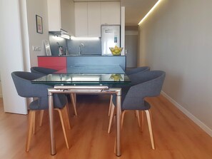 Kylskåp, spishäll, diskmaskin och kaffe- och tebryggare