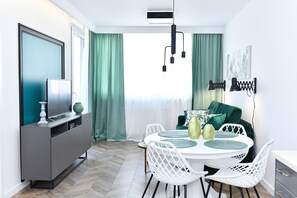 Comfort-Apartment (Biały DOM 43) | Wohnzimmer | 42-Zoll-Flachbildfernseher mit Satellitenempfang, Fernseher