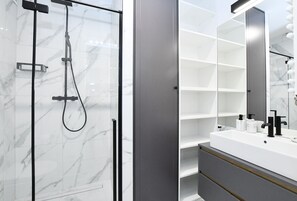 Comfort-Apartment (Biały DOM 43) | Dusche im Bad